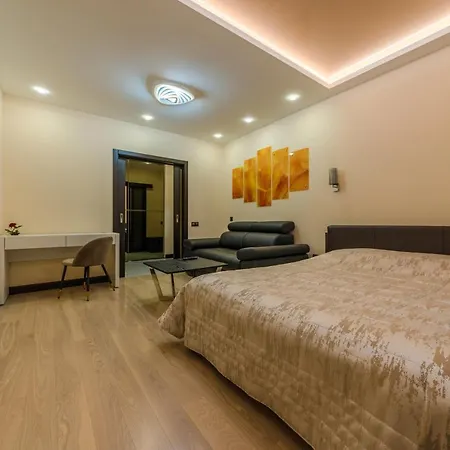 Lux Center Apartment *
